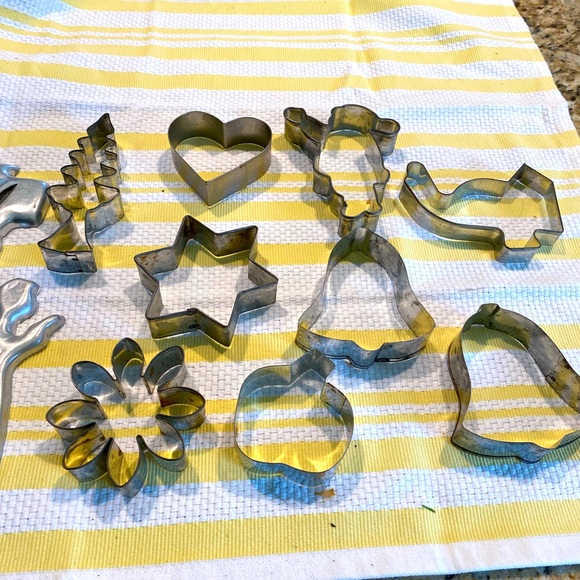 COOKIE CUTTERS - Picture 2 of 3
